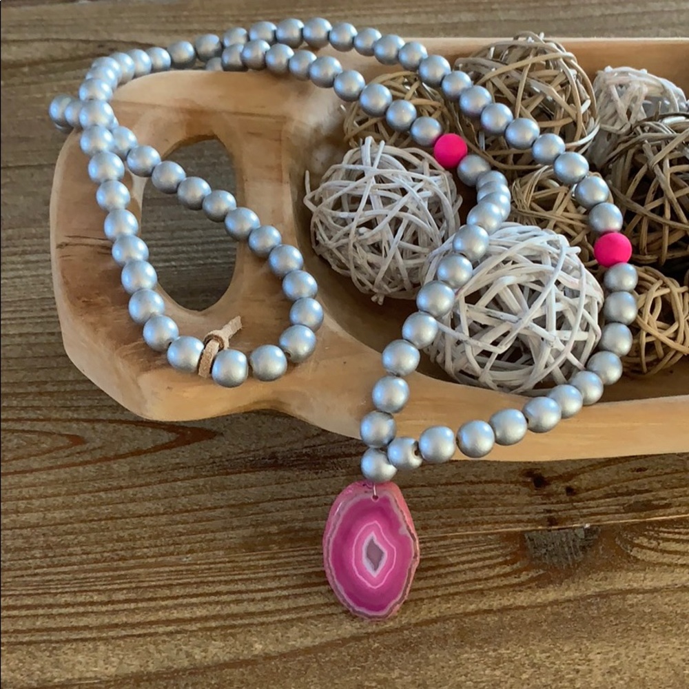 ✨NEW✨ Long pendant necklace in pink & silver